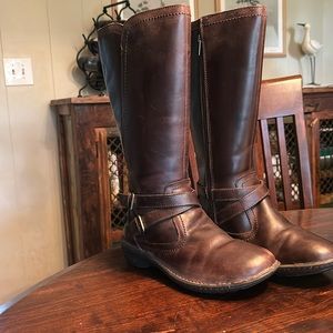 UGG Ladies sz 8 leather boots. Full zip.